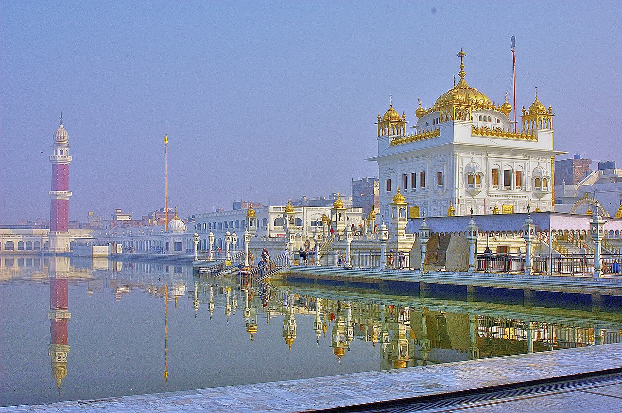 The_Sarovar_besides_the_GurudwaraTarn_Taran_Sahib,_Punjab,_India