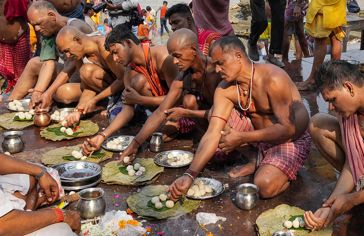 Men performing Shradh with pindas